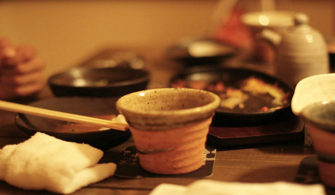 居酒屋で日本酒を楽しむ